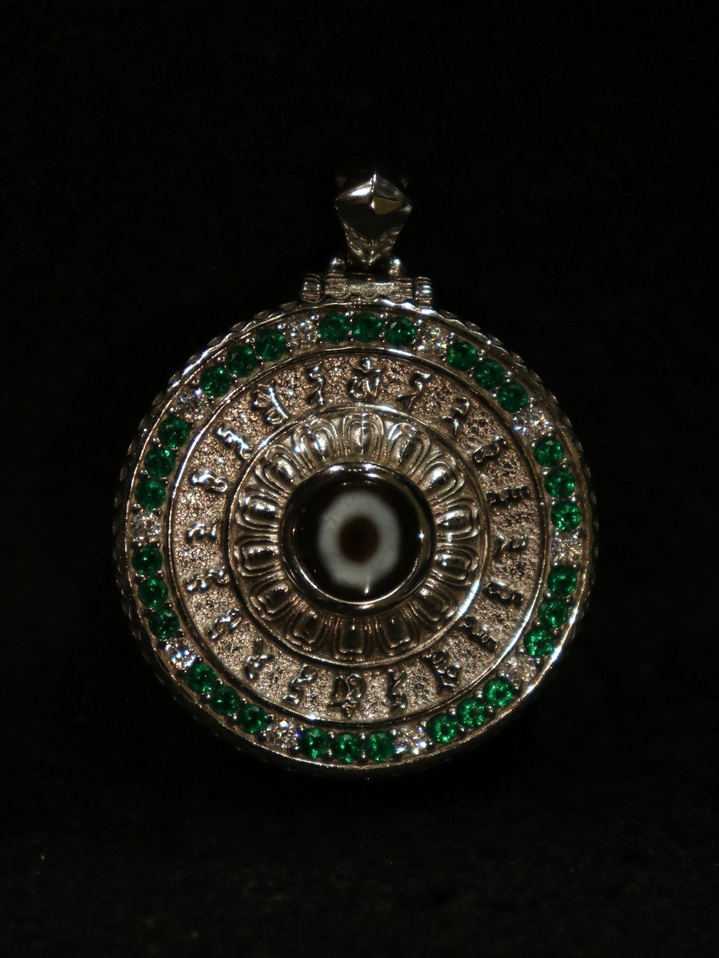 Prosperous Eye Dzi Bead Pendant – Symbol of Protection & Abundance