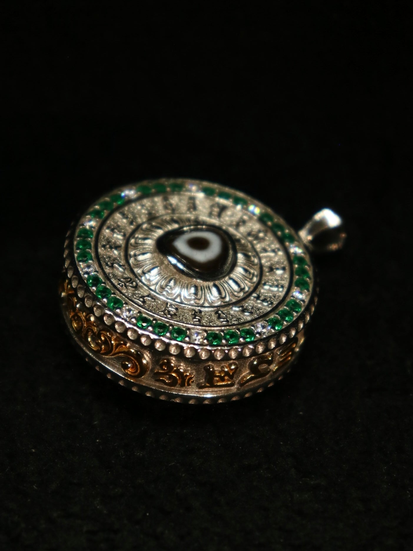 Prosperous Eye Dzi Bead Pendant – Symbol of Protection & Abundance